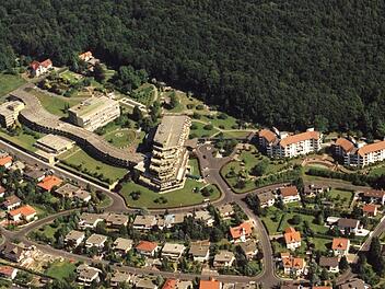 Alles an einem Platz: Wer ins Park-Wohnstift zieht, muss das 55 000 Quadratmeter große Areal theoretisch gar nicht verlassen, weil es dort vom Frisör bis zur Arztpraxis alles gibt. Ein Konzept, das gleich mehrfach im Landkreis aufgeht. Aus der Luft ist die Anlage vom ehemaligen Ärztehaus links über das Hauptgebäude mit Verwaltung in der Mitte bis zu den Neubauten aus dem Jahr 1990 zu erkennen. Foto: Ralf Ruppert