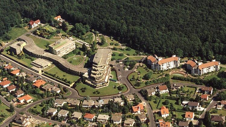 Alles an einem Platz: Wer ins Park-Wohnstift zieht, muss das 55 000 Quadratmeter große Areal theoretisch gar nicht verlassen, weil es dort vom Frisör bis zur Arztpraxis alles gibt. Ein Konzept, das gleich mehrfach im Landkreis aufgeht. Aus der Luft ist die Anlage vom ehemaligen Ärztehaus links über das Hauptgebäude mit Verwaltung in der Mitte bis zu den Neubauten aus dem Jahr 1990 zu erkennen. Foto: Ralf Ruppert