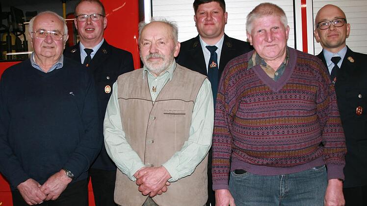 Vereinsinterne Ehrungen bei der Jahreshauptversammlung der Freiwilligen Feuerwehr Geroda: Erhard Bohn (von links), Vorsitzender Jürgen Kohl, Kurt Förster, Bürgermeister Alexander Schneider, Günter Wirth und Kommandant Achim Kohlhepp. Foto: Gabriele Sell
