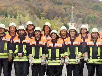 Die erfolgreichen Feuerwehrleute mit den Vertretern der Stadt und der Feuerwehrführung  Foto: Gerold Snater