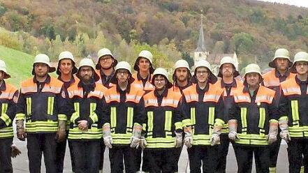 Die erfolgreichen Feuerwehrleute mit den Vertretern der Stadt und der Feuerwehrführung  Foto: Gerold Snater