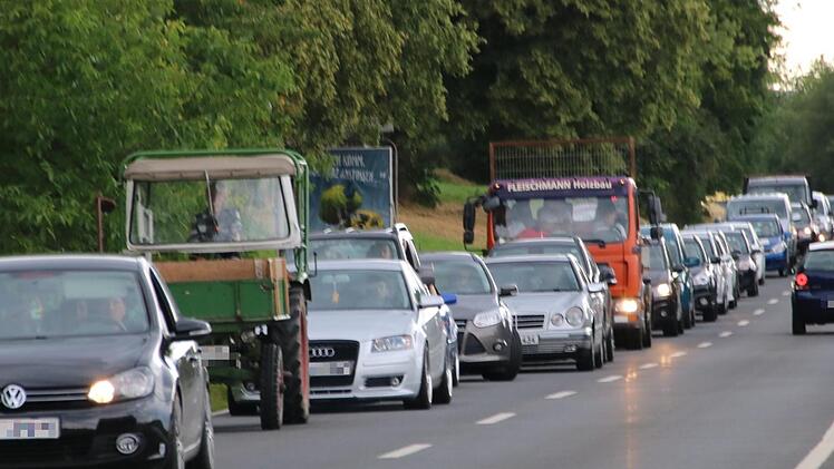 Warten ist angesagt. Wer im Berufsverkehr von Melkendorf in Richtung Kulmbach fährt, steht im Stau. Fotos: Alexander Hartmann