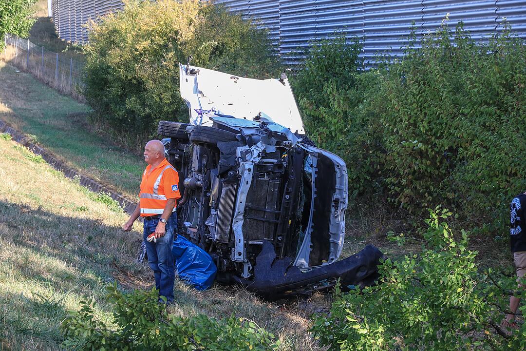Auf der A70 bei Stadelhofen: Transporter  durchbricht Leitplanke – zwei Verletzte