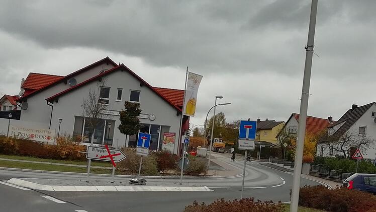 Die Abfahrt vom Kreisel endet momentan in einer Sackgasse.