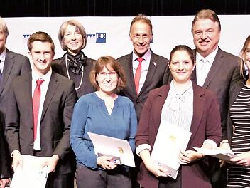 Die Meisterpreisträger aus dem Landkreis Kulmbach - unser Bild zeigt (vorne, von links) Hauptgeschäftsführerin Gabriele Hohenner, Daniel Sesselmann, Ingrid Schweiger, Franziska Körner und Katja Heinz; (hinten, von links) Vizepräsident Thomas Engel, IHK-Präsidentin Sonja Weigand, DGB-Regionsgeschäftsführer Mathias Eckardt, Landrat Klaus Peter Söllner und Bürgermeister Ralf Hartnack.  Foto: Werner Reißaus