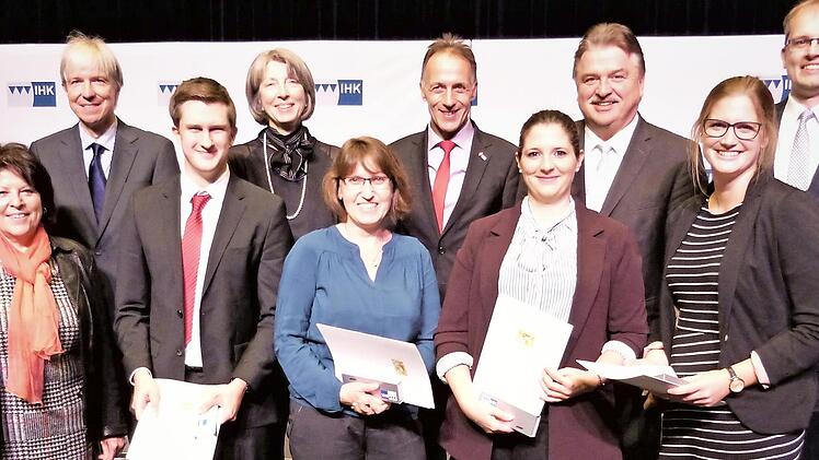 Die Meisterpreisträger aus dem Landkreis Kulmbach - unser Bild zeigt (vorne, von links) Hauptgeschäftsführerin Gabriele Hohenner, Daniel Sesselmann, Ingrid Schweiger, Franziska Körner und Katja Heinz; (hinten, von links) Vizepräsident Thomas Engel, IHK-Präsidentin Sonja Weigand, DGB-Regionsgeschäftsführer Mathias Eckardt, Landrat Klaus Peter Söllner und Bürgermeister Ralf Hartnack.  Foto: Werner Reißaus