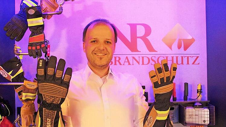 Nico Reuß ist Inhaber der Firma NR-Brandschutz & Feuerwehrbedarf. Am 10. Januar eröffnet er in den Räumen des früheren Musikhauses Geiling in Kleinwenkheim eine Ausstellungs- und Verkaufsfläche für Brandschutz und Feuerwehrbedarfsartikel. Foto: Heike Beudert