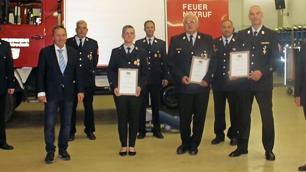 Ausgezeichnet für langjährigen aktiven Feuerwehrdienst: Heike Ramm (4.v.l.; 25 Jahre), Ehren-KBI Hans-Ulrich Müller (4.v.r., 50 Jahre) und Hans-Joachim Wich (2.v.r., 40 Jahre), gemeinsam mit (v.l.) KBM Hans Stumpf, Bürgermeister Norbert Gräbner, stv. Kommandant Werner Heinisch, Kommandant André Kestel, KBI Frank Fischer und stv. Landrat Gerhard Wunder