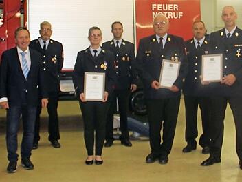 Ausgezeichnet f&uuml;r langj&auml;hrigen aktiven Feuerwehrdienst: Heike Ramm (4.v.l.; 25 Jahre), Ehren-KBI Hans-Ulrich M&uuml;ller (4.v.r., 50 Jahre) und Hans-Joachim Wich (2.v.r., 40 Jahre), gemeinsam mit (v.l.) KBM Hans Stumpf, B&uuml;rgermeister Norbert Gr&auml;bner, stv. Kommandant Werner Heinisch, Kommandant Andr&eacute; Kestel, KBI Frank Fischer und stv. Landrat Gerhard Wunder