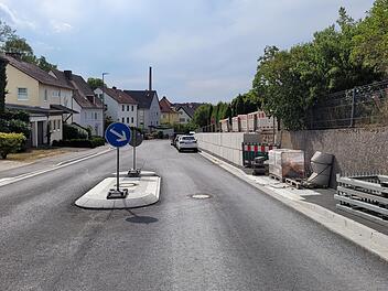 In der Weiherer Straße werden hier bergab bis zur Einmündung in die Gabelsberger Straße Gehsteig-Parkflächen für Autos ausgewiesen. Der Vorschlag, dort einen Schutzstreifen für Radfahrer zu markieren, wurde abgelehnt.