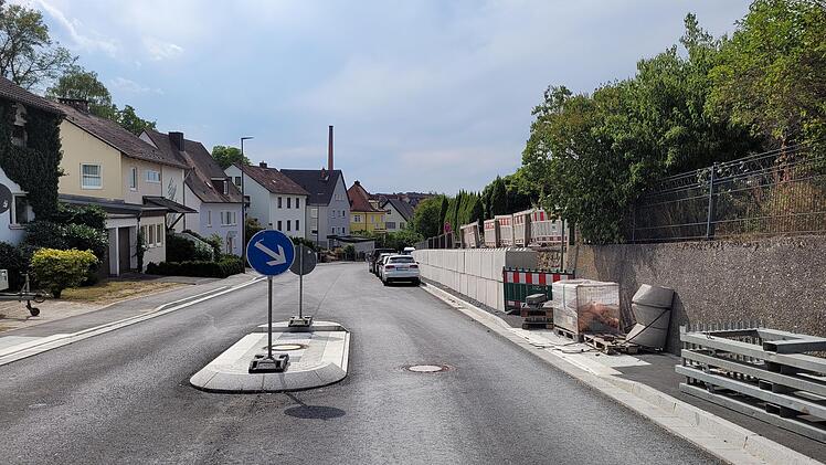 In der Weiherer Straße werden hier bergab bis zur Einmündung in die Gabelsberger Straße Gehsteig-Parkflächen für Autos ausgewiesen. Der Vorschlag, dort einen Schutzstreifen für Radfahrer zu markieren, wurde abgelehnt.