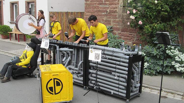 Die "Crashtest Drummers", Musiker aus sieben Gemeinden, die Sound aus Wasserrohren produzierten.