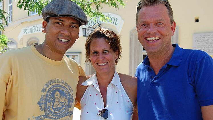Im Juli 2010 kam Xavier Naidoo (links) zur Abschiedsparty für den damaligen Intendanten am Landestheater, Detlef Altenbeck. In der Mitte Tina Raab von der Künstler-Klause.