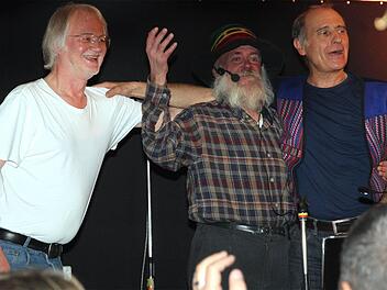 Beatles-Songs zum Abschluss eines "Kult-Abends" im KGB-"Wohnzimmer" in Tiefenellern: Waldi Bauer, Werner Kohn und Uwe Gaasch (von links) im 14. Jahr beim SPD-Kulturherbst Ellertal. Fotos: Bertram Wagner