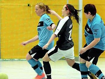 Weder der TSV Himmelkron (blau), der die beste Torschützin stellte, noch Gastgeber TSV Brand (hier Lena Übel), sondern der Schwabthaler SV hat den ersten Galla-Cup in Eckental gewonnen.  Foto: herzopress