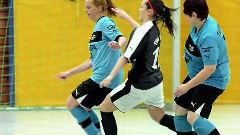 Weder der TSV Himmelkron (blau), der die beste Torschützin stellte, noch Gastgeber TSV Brand (hier Lena Übel), sondern der Schwabthaler SV hat den ersten Galla-Cup in Eckental gewonnen.  Foto: herzopress