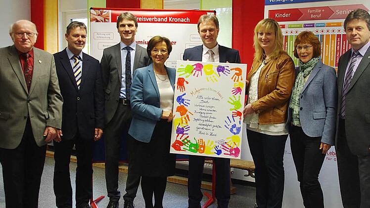 Die Arbeits- und Sozialministerin, Emillia Müller (4. von links) fand das Bild hervorragend. Im Bild von links: Gemeinderat Günter Künzel (SPD), stellvertretender Landrat Gerhard Wunder (2. von links), BRK-Kreisgeschäftsführer Roland Beierwaltes, Bürgermeister Klaus Löffler, Projektleiterin Antje Angles, stellvertretende BRK-Kreisvorsitzende Heidi Beyerle und Gemeinderat Markus Löffler (CSU).  Fotos: Heike Schülein