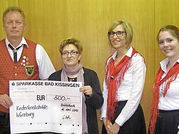 Einen Scheck für die Kinderkrebshilfe gab es von der Jugendkapelle. Unser Bild zeigt von links Vorsitzenden Rainer Kleinhenz, Andrea Green von der Elterninitiative, Schatzmeisterin Sonja Muth und Schriftführerin Julia Böhm. Fotos: Wolfgang Saam