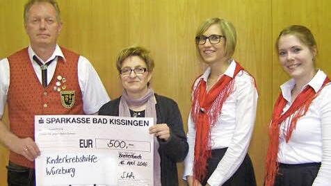 Einen Scheck für die Kinderkrebshilfe gab es von der Jugendkapelle. Unser Bild zeigt von links Vorsitzenden Rainer Kleinhenz, Andrea Green von der Elterninitiative, Schatzmeisterin Sonja Muth und Schriftführerin Julia Böhm. Fotos: Wolfgang Saam