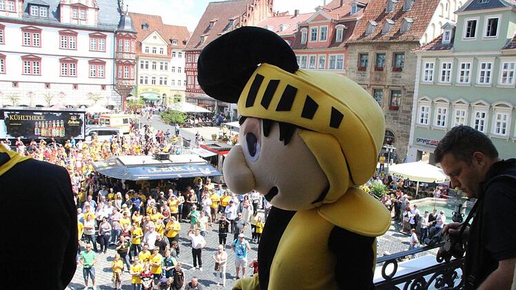 Alle draußen auf dem Balkon (20 waren erlaubt, und sie durften nicht hüpfen!)