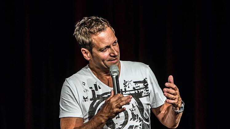 Wortgewandt und unterhaltsam : Dieter Nuhr gastierte im Coburger Kongresshaus. Foto: Jochen Berger