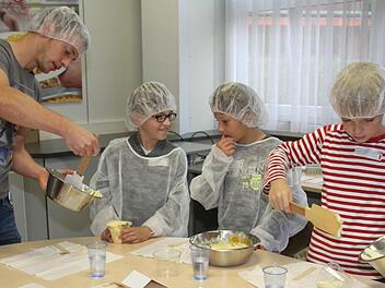 Selbst gemacht schmecken Dips doppelt gut: Die Kinder zwischen sieben und elf Jahren bewiesen Kreativität. Foto: Sonny Adam