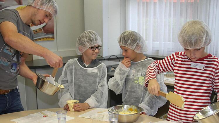 Selbst gemacht schmecken Dips doppelt gut: Die Kinder zwischen sieben und elf Jahren bewiesen Kreativität. Foto: Sonny Adam