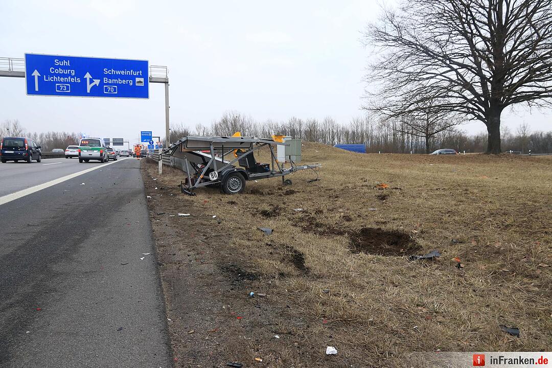 Auto kracht  auf der A73 am Bamberger Kreuz in Baustellenanhänger und Leitplanke