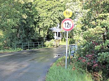 Die Brücke nahe beim Pfarrhaus (im Hintergrund) führt in die Pommersfeldener Hauptstraße. Laut Prüfbericht ist sie marode.  Foto: Evi Seeger