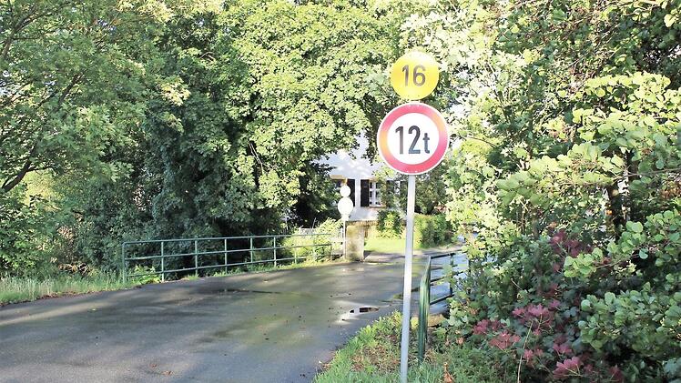 Die Brücke nahe beim Pfarrhaus (im Hintergrund) führt in die Pommersfeldener Hauptstraße. Laut Prüfbericht ist sie marode.  Foto: Evi Seeger