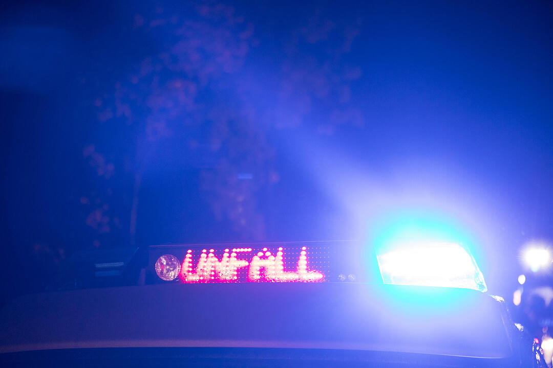 Rollerfahrer wird von Auto erfasst und stirbt