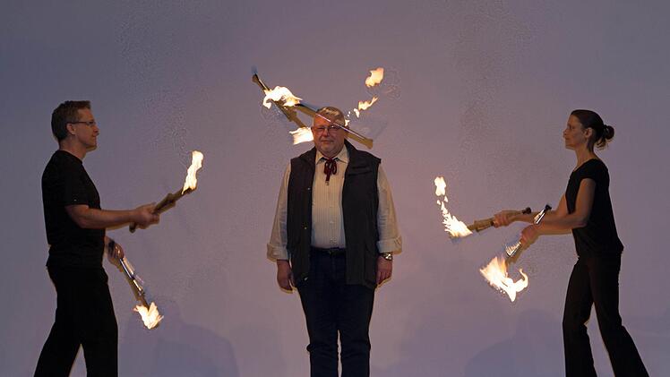 Tapfer zeigte sich der Gewinner des großen Sonderpreises, Walter Saal aus Humprechtshausen, als Matthias und Silke Ebert vom Duo Firlefanz bei der Feier zur Ehrung der Inhaber der Goldenen Ehrenamtskarte mit brennenden Fackeln jonglierten.Ulrike Langer