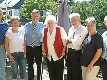 Die Jubilarin Ilse Deuerling (Mitte) mit (von links) Schwiegersohn Martin Wich, Tochter Bärbel Wich, Bürgermeister Gerhard Wunder, Ehemann Franz, Schwiegertochter Brigitta Deuerling und Sohn Frank Deuerling  Foto: Hans Franz