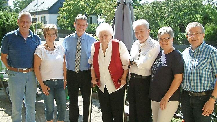 Die Jubilarin Ilse Deuerling (Mitte) mit (von links) Schwiegersohn Martin Wich, Tochter Bärbel Wich, Bürgermeister Gerhard Wunder, Ehemann Franz, Schwiegertochter Brigitta Deuerling und Sohn Frank Deuerling  Foto: Hans Franz