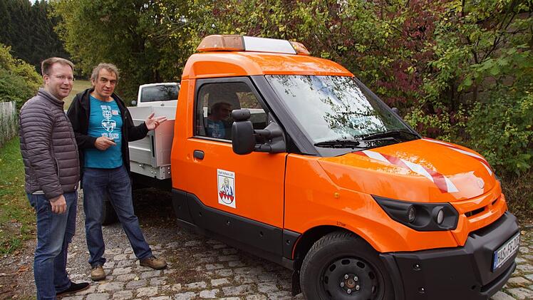 Günther Lieberth und Oliver Koch (links) informierten anhand des Hofheimer Bauhoffahrzeugs über Elektro-Nutzfahrzeuge auf der Basis des von der Post entwickelten und gebauten Zustellfahrzeugs.Sabine Weinbeer