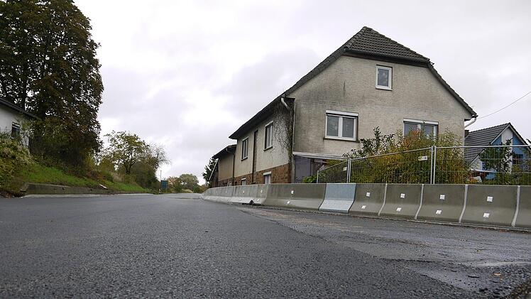 Eine stabile Mauer sch&uuml;tzt ab sofort das Haus, das in Roth am Forst direkt an der B303 liegt.