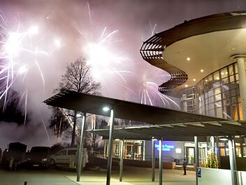Feuerwerk und bengalisches Feuer ließen Teile der KissSalis-Therme in Bad Kissingen regelrecht einnebeln.   Peter Rauch