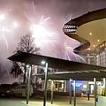 Feuerwerk und bengalisches Feuer ließen Teile der KissSalis-Therme in Bad Kissingen regelrecht einnebeln.   Peter Rauch