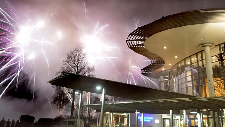 Feuerwerk und bengalisches Feuer ließen Teile der KissSalis-Therme in Bad Kissingen regelrecht einnebeln.   Peter Rauch