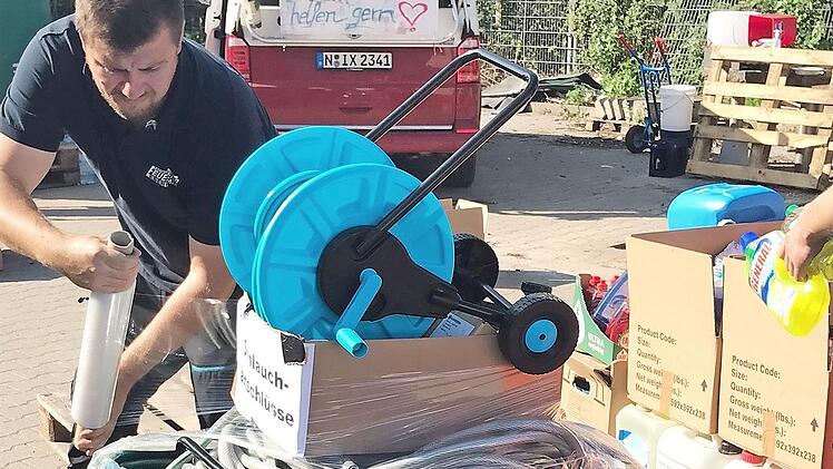 Hier werden Sachspenden verladen.