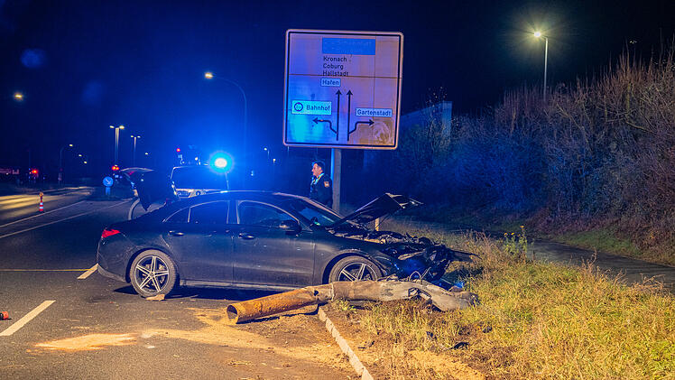 Unfall unter Alkoholeinfluss: Kollision mit Laternenmast