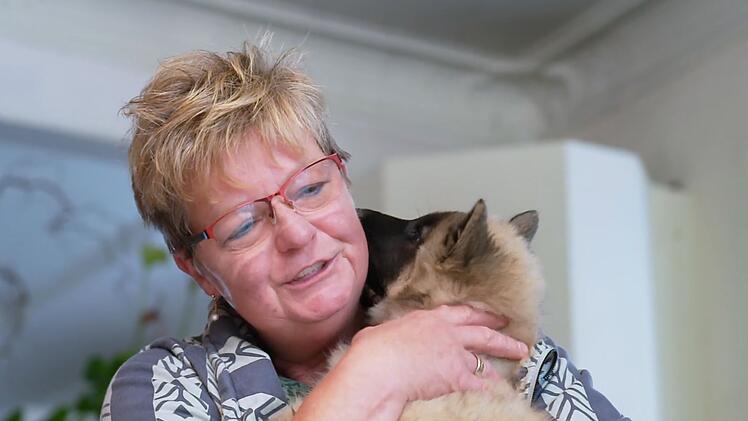 Die verwitwete Anke freut sich auf ein Leben mit Welpe Csilla.