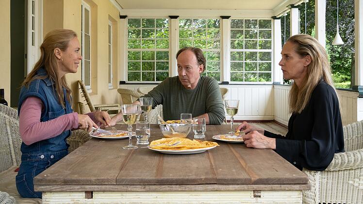Jakob Stiller (Ulrich Noethen) berichtet Hanna Wagner (Sophie von Kessel, rechts), der Witwe des Opfers, von seinen Ermittlungen. Derweil zeigt Laura Mai (Anneke Kim Sarnau) ein überaus großes Interesse an dem Fall ...