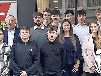 Beim Treffen der BDS Azubiakademie waren neben den Auszubildenden auch dabei (von links): Helmut Krimmler (Bezirksvorsitzender BDS Unterfranken), Frank Bernard (BDS-Gesch&auml;ftsf&uuml;hrer in Unterfranken), Steffen Schreck (BDS-Mitglied und Dozent der Ver...