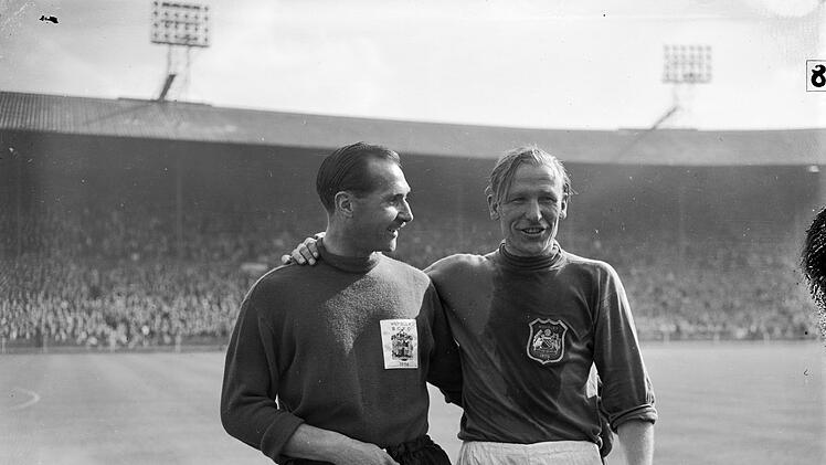 Gil Murrick (links), Birminghams Torwart, und Bernd Trautmann standen sich im FA Cup-Finale 1956 gegen&uuml;ber. Murrick hatte bis dahin in 23 Partien f&uuml;r England gespielt. Trautmann wurde f&uuml;r Deutschland nicht ein einziges Mal berufen.