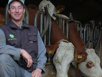 Maik Truckenbrodt macht seinen Kühen die Zeitumstellung leichter, indem er die Zeit für die Stallarbeit schrittweise anpasst. Foto: Rainer Lutz