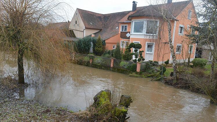 In Unterneuses steht das Wasser der Ebrach an den Grundstücken.