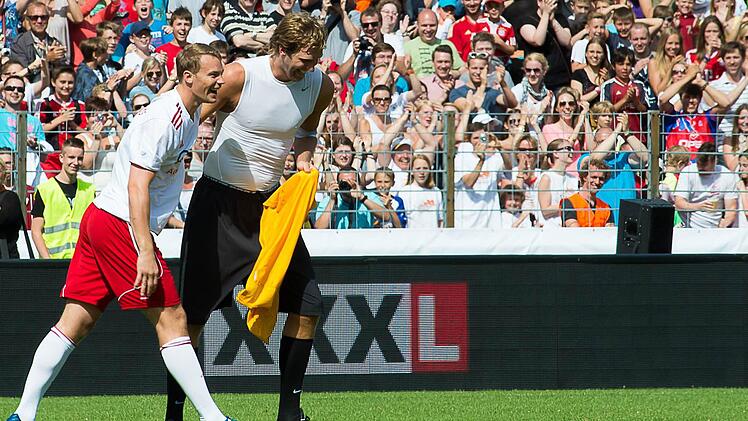 Dirk Nowitzki und Manuel Neuer jubeln über ein Nowitzki-Tor. Foto: Tobias Köpplinger