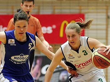 Einen packenden Kampf lieferten sich die DJK-Damen im Play-off-Viertelfinale vor einem halben Jahr mit den Wasserburgerinnen. Unser Bild zeigt Jessica Miller (mit Ball) im Duell mit der Wasserburger Nationalspielerin Anne Breitreiner. Foto: sportpress