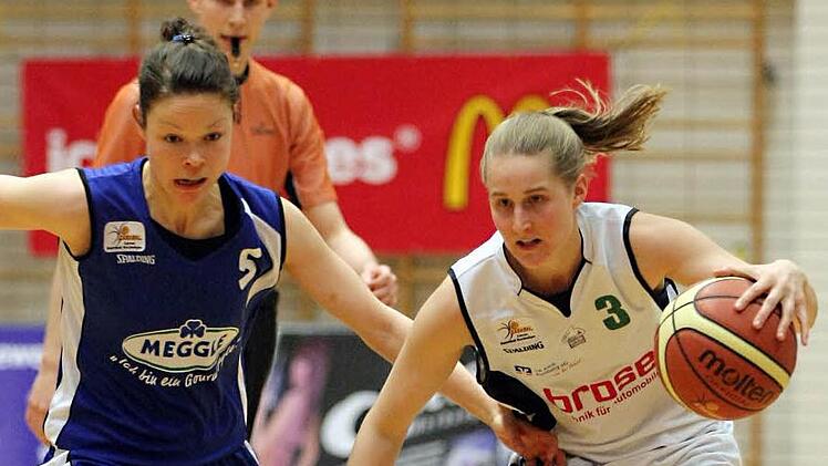 Einen packenden Kampf lieferten sich die DJK-Damen im Play-off-Viertelfinale vor einem halben Jahr mit den Wasserburgerinnen. Unser Bild zeigt Jessica Miller (mit Ball) im Duell mit der Wasserburger Nationalspielerin Anne Breitreiner. Foto: sportpress